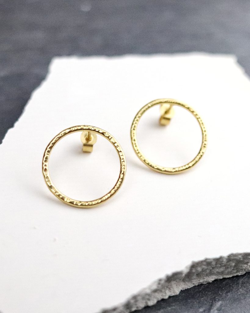 Boucles-doreilles-Cirkel-ciselees-en-vermeil-cercles-sur-socle-blanc-fond-ardoise-marion-chappaz.JPG-1