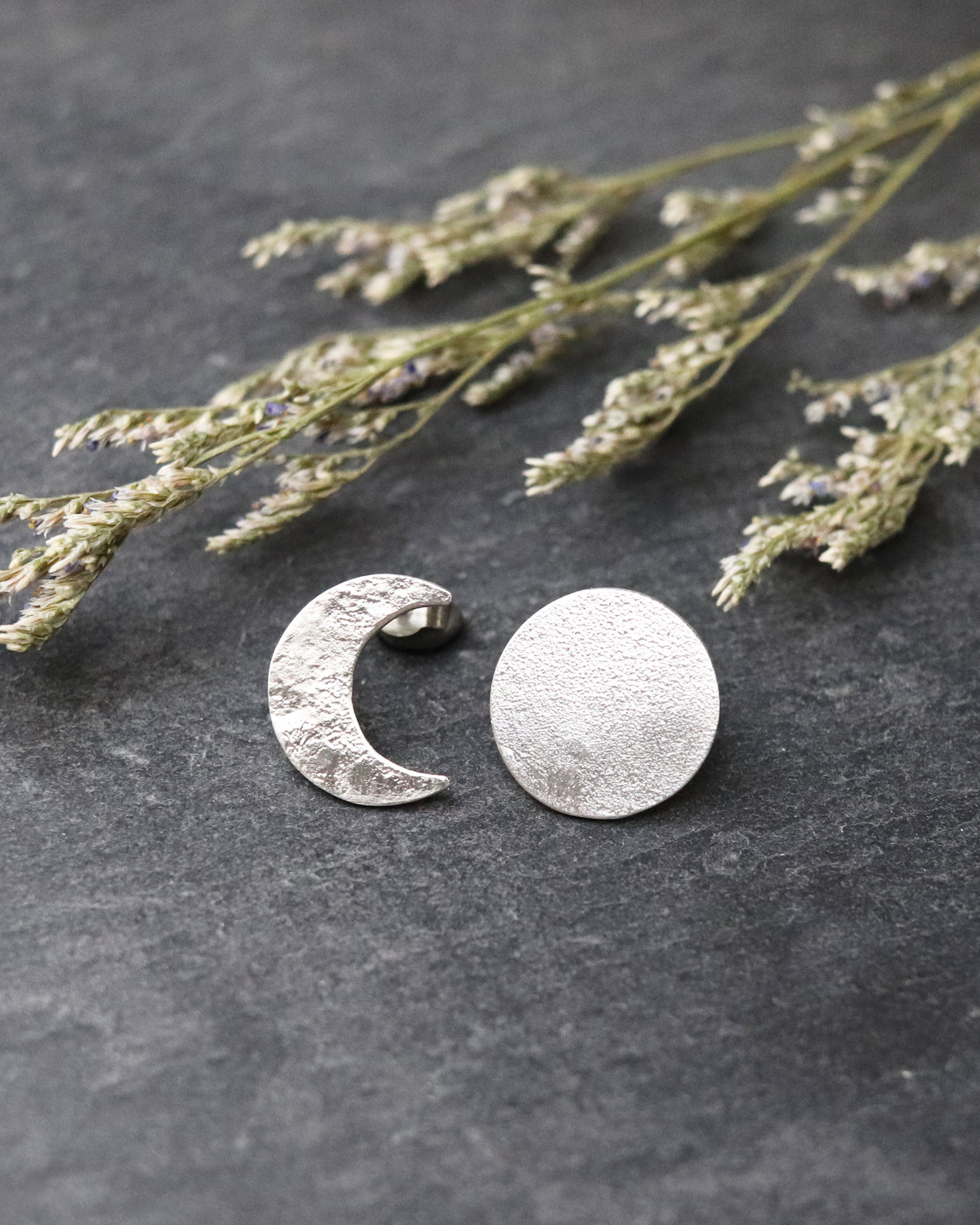 Boucles-doreilles-MOON-asymetriques-15-mm-posees-sur-une-ardoise-vue-de-face